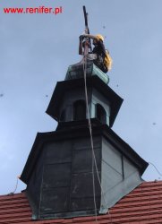 Montaż krzyża na kościele Ofiarowania Najświętszej Maryi Panny - Skawina